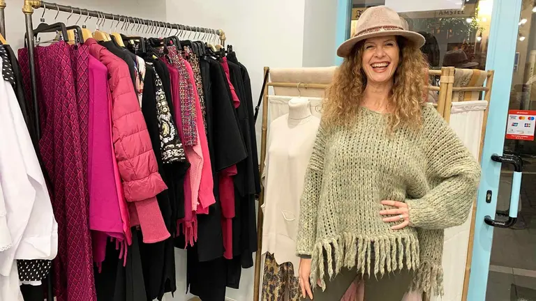 Maribel Villafranca en la tienda de moda Ab&eacute;n en el casco viejo de Pamplona. Navarra.com