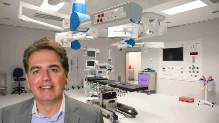 Fotomontaje del doctor Jos&eacute; &Aacute;ngel Lozano sobre una imagen de un quir&oacute;fano del Hospital universitario de Navarra.
