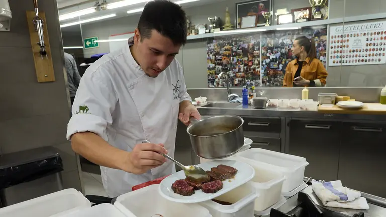 Premio al Toro m&aacute;s jugoso de la Feria del Toro 2023 de la sociedad Gazteluleku, este a&ntilde;o cocinado por Aaron Ortiz, reciente estrella Michelin, del Restaurante Kabo de Pamplona. I&Ntilde;IGO ALZUGARAY