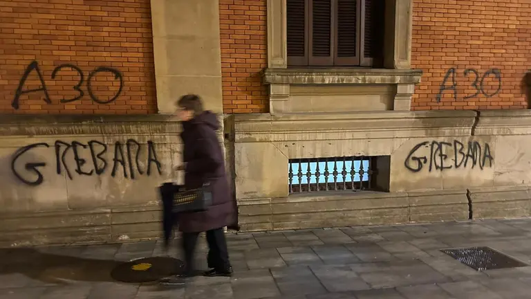 Imagen de las pintadas realizadas por las abertzales feministas durante la huelga. NAVARRA.COM