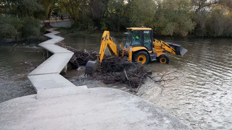 Imagen de archivo de las labores de limpieza en las pasarelas del r&iacute;o Arga. AYUNTAMIENTO DE PAMPLONA