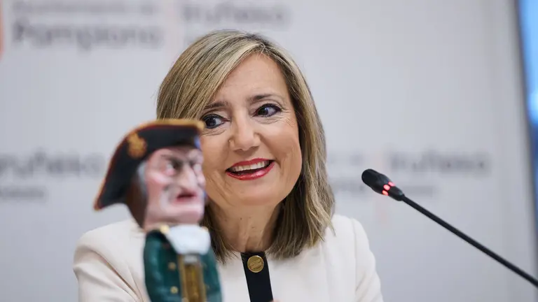 La alcaldesa, Cristina Ibarrola, y el director de la Escuela de Arquitectura de la Universidad de Navarra, Carlos Naya, presentan un proyecto de colaboraci&oacute;n para dise&ntilde;ar un nuevo parque infantil dedicado al kiliki de la Comparsa de Gigantes y Cabezudos 'Caravinagre'. PABLO LASAOSA