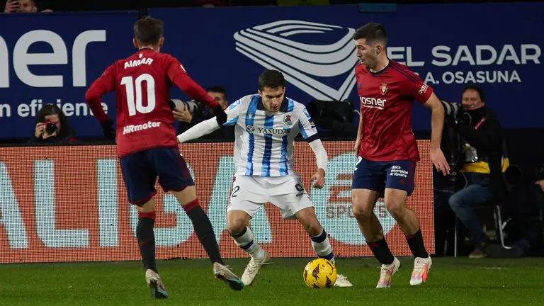 Aimar Oroz (10. CA Osasuna), Arsen Zakharyan (12. Real Sociedad) y Jes&uacute;s Areso (12. CA Osasuna) durante el partido de La Liga EA Sports entre CA Osasuna y Real Sociedad disputado en el estadio de El Sadar en Pamplona. I&Ntilde;IGO ALZUGARAY