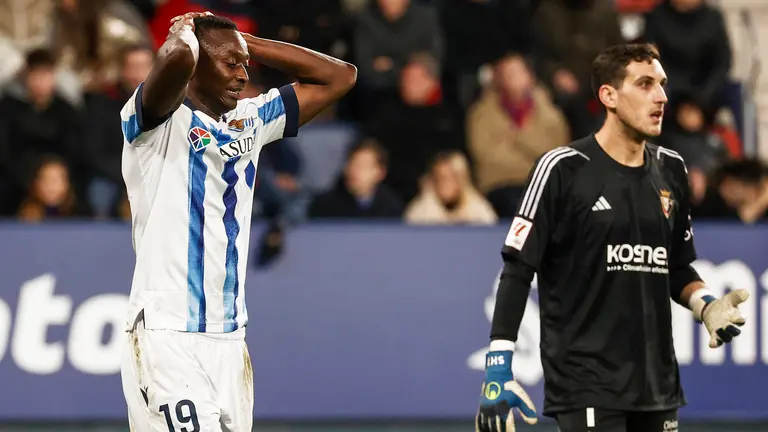 El delantero nigeriano de la Real Sociedad Umar Sadiq (i) se lamenta por una ocasi&oacute;n perdida durante el partido correspondiente a la jornada 15 de LaLiga que disputan Osasuna y Real Sociedad este s&aacute;bado en el estadio de El Sadar (Pamplona). EFE/ Jesus Diges