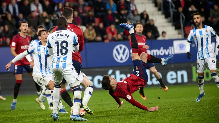 Nacho Vidal (2. CA Osasuna) durante el partido de La Liga EA Sports entre CA Osasuna y Real Sociedad disputado en el estadio de El Sadar en Pamplona. I&Ntilde;IGO ALZUGARAY