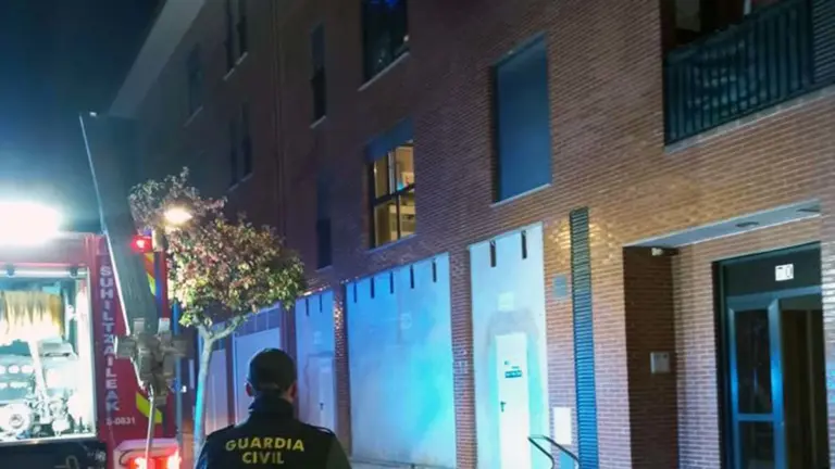 Una madre y sus tres hijos peque&ntilde;os saltan desde la ventana en San Adri&aacute;n (Navarra) para escapar de un incendio. GUARDIA CIVIL