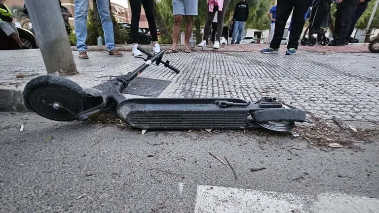 Imagen de un patinete siniestrado. ARCHIVO