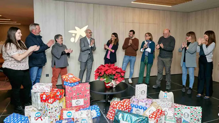 Entidades sociales que participaron en Navarra en la edici&oacute;n de 2022 de "El &Aacute;rbol de los Sue&ntilde;os" junto a la directora territorial Ebro de Caixabank, Isabel Moreno. CAIXABANK