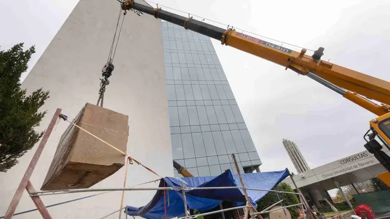 Una gr&uacute;a de 50 toneladas retira parte del techo del b&uacute;nker que alojar&aacute; el nuevo acelerador del Cancer Center. CL&Iacute;NICA UNIVERSIDAD DE NAVARRA