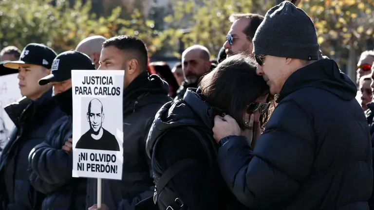 M&aacute;s de un centenar de personas ha pedido este mi&eacute;rcoles en las calles de Pamplona la profesionalizaci&oacute;n de la figura del portero de locales de ocio y su protecci&oacute;n jur&iacute;dica ante determinadas actuaciones, una demanda que intensifican tras la muerte la pasada semana del portero de una discoteca de Villava que sufri&oacute; una agresi&oacute;n. Carlos Amor&iacute;n, presidente de la Asociaci&oacute;n Foral de Porteros (ASFORP) que precisamente se hab&iacute;a fundado para lograr esta reivindicaci&oacute;n, falleci&oacute; tras varios d&iacute;as hospitalizado en coma, provocado por la ca&iacute;da a consecuencia de un pu&ntilde;etazo que recibi&oacute; cuando intent&oacute; mediar en una pelea a las puertas de la discoteca en la que trabajaba. EFE/ Jes&uacute;s Diges