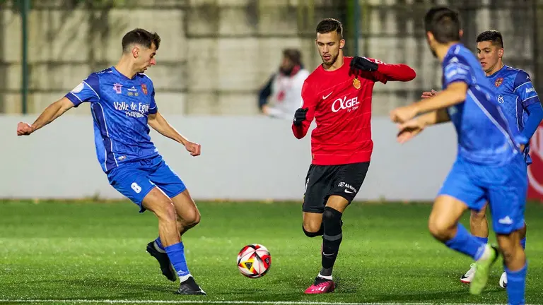 El defensa del Mallorca Copete (c) disputa un bal&oacute;n con el defensa del Eg&uuml;&eacute;s Sergio L&oacute;pez (i) durante el encuentro de segunda ronda de la Copa del Rey entre el CD Valle de Eg&uuml;&eacute;s y el RCD Mallorca en el estadio de Mutilva, este mi&eacute;rcoles en Navarra. EFE/ I&ntilde;aki Porto