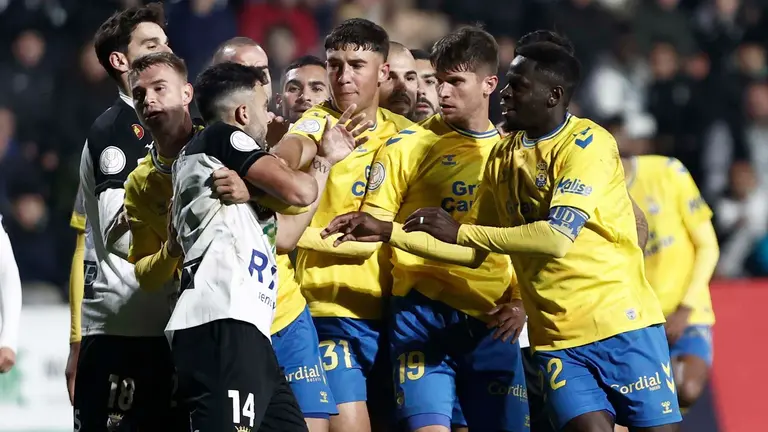 Los jugadores de la UD Las Palmas discuten con los jugadores del Tudelano, durante el encuentro de segunda ronda de Copa del Rey que CD Tudelano y UD Las Palmas disputan hoy mi&eacute;rcoles en el estadio Ciudad de Tudela. EFE/Jes&uacute;s Diges