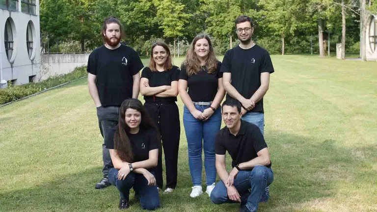 Equipo de la empres Pyroistech. De Izda. a Dcha. Arriba Ander Gracia (Investigador), Leyla Pino (Desarrolladora de negocio), Mar&iacute;a Moreno (Ingeniera electr&oacute;nica), Ignacio Vitoria (CEO). Abajo: Amaia Avedillo (Ingeniera electr&oacute;nica), Carlos Ruiz (Cofundador).