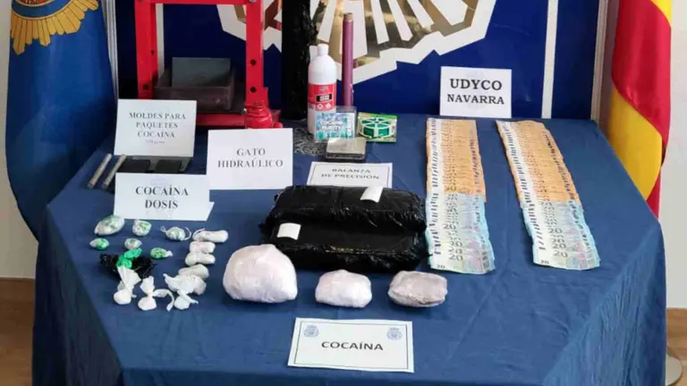 Droga incautada y dinero a los cuatro detenidos en la operaci&oacute;n contra la coca en Navarra. POLIC&Iacute;A NACIONAL