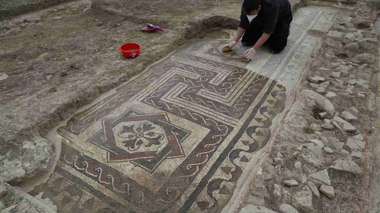 Un arque&oacute;logo trabaja en el yacimiento de Campo de Arla. GOBIERNO DE NAVARRA