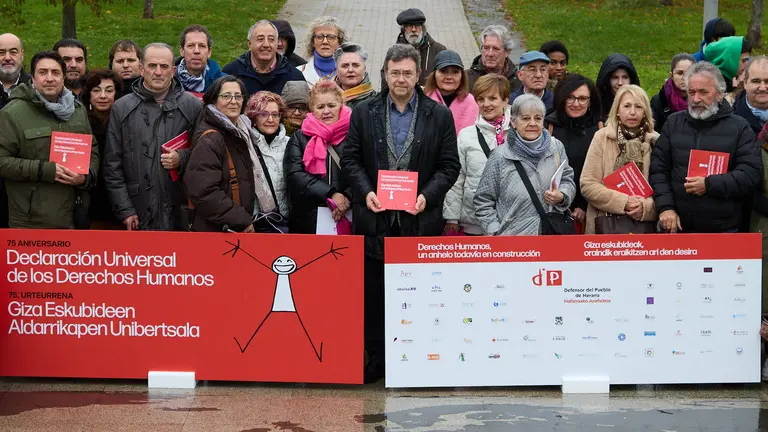 El Defensor del Pueblo de Navarra, Patxi Vera, y representantes de 56 entidades sociales firman una declaraci&oacute;n para conmemorar el 75&ordm; aniversario de la promulgaci&oacute;n de los Derechos Humanos, en el Parque del Mundo de Pamplona. I&Ntilde;IGO ALZUGARAY