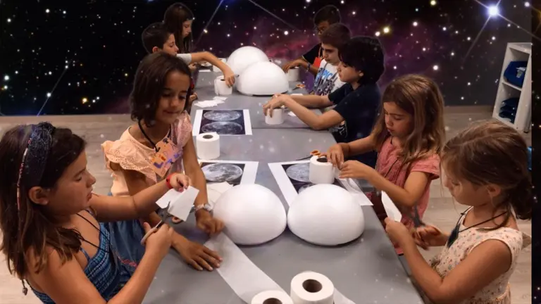Imagen de unos ni&ntilde;os en una actividad del Planetario de Pamplona. CEDIDA