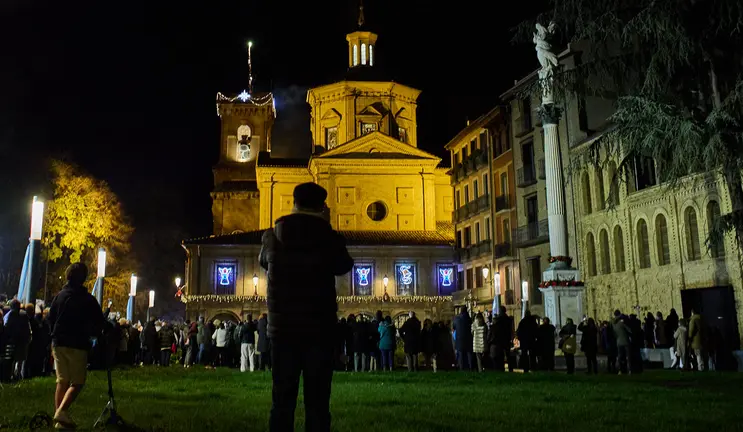 Ofrenda en el Monumento de la Inmaculada de Pamplona en la Plaza doctor Arazuri que ha estado acompañada por el lanzamiento de fuegos artificiales desde la iglesia de San Lorenzo. IÑIGO ALZUGARAY