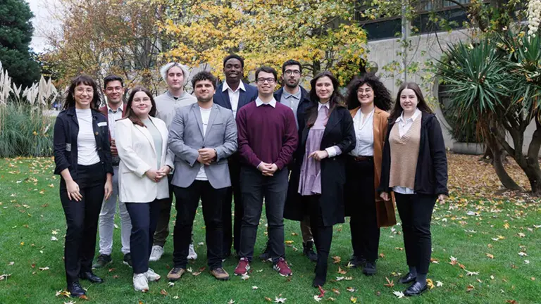 De izda. a dcha, In&eacute;s Asan Barut (vocal de la ETSIIIT), Mario P&eacute;rez D&iacute;az (vocal de Ciencias Econ&oacute;micas), Mar&iacute;a Virto Mart&iacute;nez (vocal de la ETSIAB), Valentino Valentinov Kichukov (vocal de Ciencias de la Salud), Rub&eacute;n Asier Palma P&eacute;rez (coordinador), Destiny Williams Edokpolor (vocal de la Ciencias Jur&iacute;dicas), Luis Mart&iacute;nez G&oacute;miz (presidente), Ismael Salhi Zerdy (vicesecretario y vocal de Igualdad), Erica Chiriac (vicepresidenta y vocal de Dise&ntilde;o de Contenido), Mar&iacute;a Urretavizcaya Rey (vocal de Tudela) y Garazi Aizkorbe Escriche (secretaria y vocal de Relaciones Externas). Falta Garbi&ntilde;e Aizkorbe Escriche (vocal de Ciencias Humanas, Sociales y de la Educaci&oacute;n). UPNA