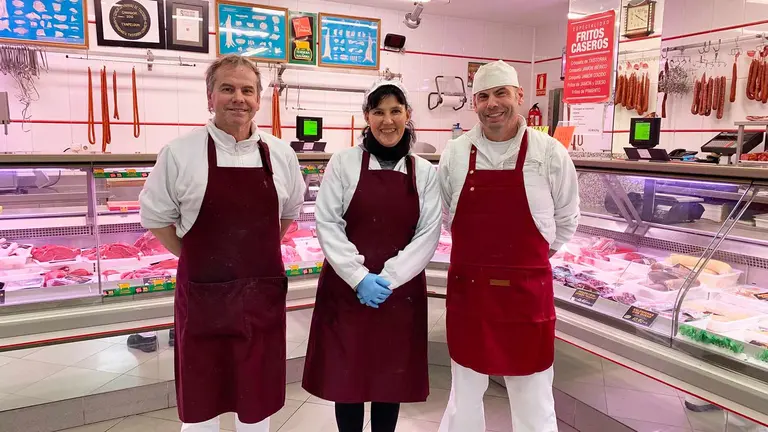 Manuel Javier, Inma y Cosme en la carnicer&iacute;a Larragueta hermanos de Burlada. Navarra.com