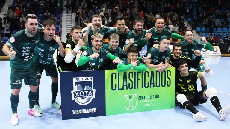 Los jugadores de Osasuna Xota celebran su victoria sobre Pe&ntilde;&iacute;scola en el pabell&oacute;n Anaitasuna. @CDXOTA