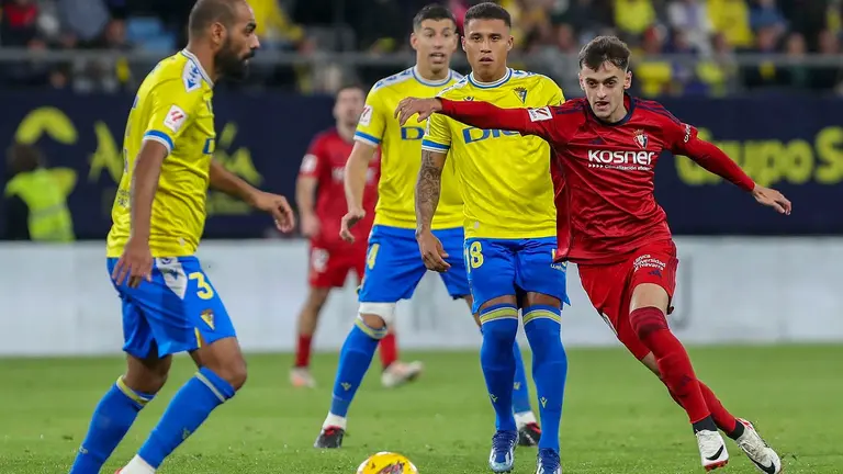 El centrocampista del Osasuna, Aimar (d) lucha por el bal&oacute;n con el defensa del C&aacute;diz CF, Fali, durante el partido de Liga que enfrenta al C&aacute;diz CF y el Club Atl&eacute;tico Osasuna en el Estadio Nuevo Mirandilla. EFE/Rom&aacute;n R&iacute;os.