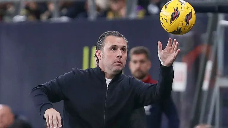El entrenador del C&aacute;diz CF, Sergio Gonz&aacute;lez durante el partido de Liga que enfrenta al C&aacute;diz CF y el Club Atl&eacute;tico Osasuna en el Estadio Nuevo Mirandilla. EFE/Rom&aacute;n R&iacute;os