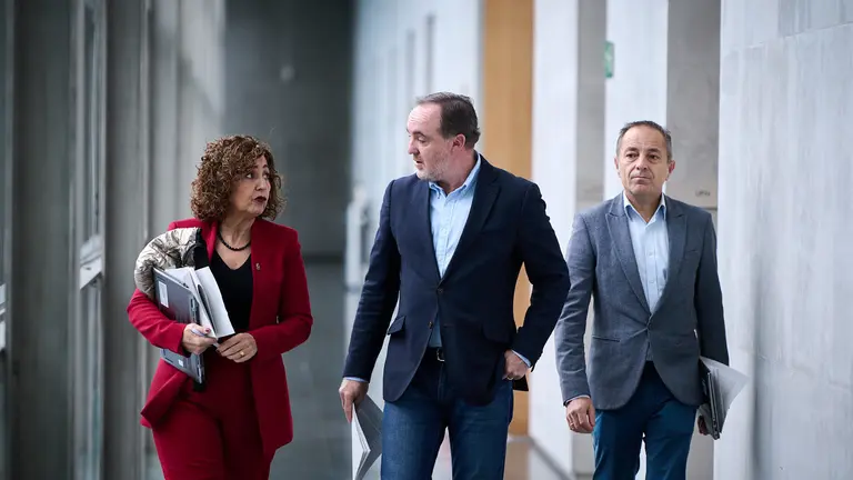 Los parlamentarios de UPN, Yolanda Ib&aacute;&ntilde;ez, Javier Esparza y Juan Luis S&aacute;nchez de Muni&aacute;in, en su llegada a la Mesa y Junta de Portavoces. PABLO LASAOSA
