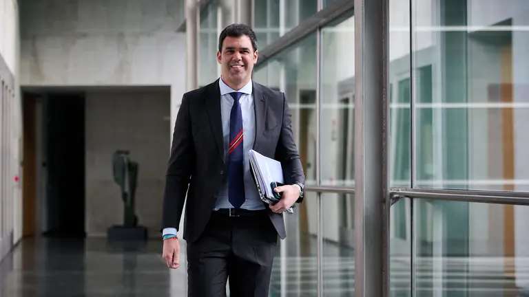 Javier Garc&iacute;a del PPN, en su llegada a la Mesa y Junta de Portavoces. PABLO LASAOSA