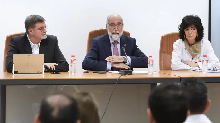 El consejero de Salud, Fernando Dom&iacute;nguez, junto al director gerente del SNS-Osasunbidea, Jes&uacute;s Alfredo Mart&iacute;nez, y la directora gerente del &Aacute;rea de Salud de Estella, Mar&iacute;a del Mar Paternain. - GOBIERNO DE NAVARRA