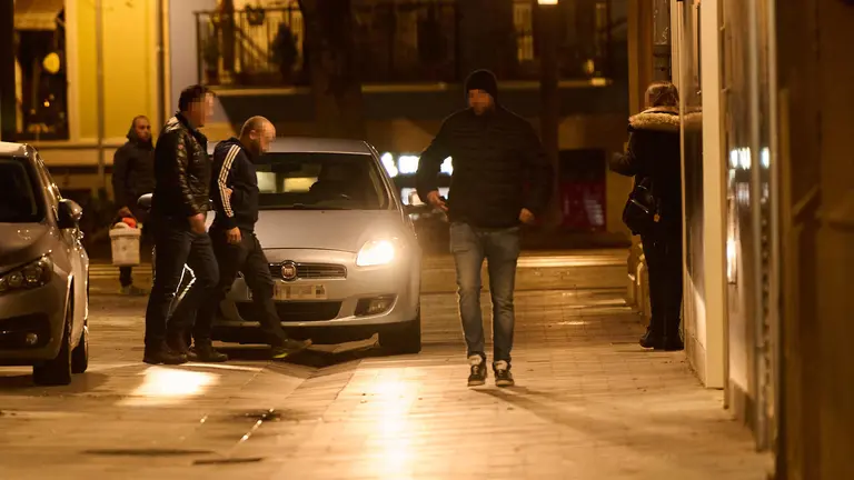 Momento del traslado de uno de los detenidos a dependencias de la Polic&iacute;a Nacional. NAVARRACOM