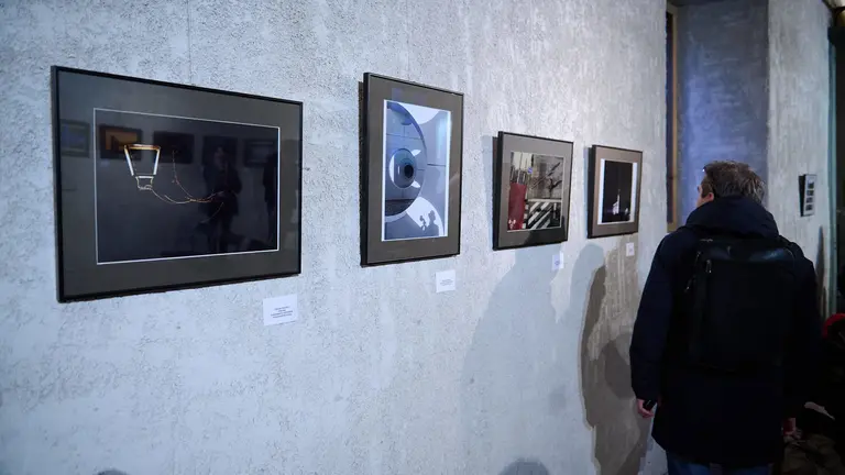 Entrega de premios del concurso de fotograf&iacute;a Enfoca Pamplona, que tambi&eacute;n selecciona las im&aacute;genes del calendario municipal de 2024.  PABLO LASAOSA