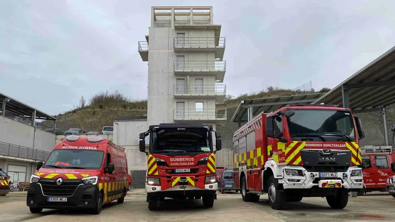 Los tres nuevos veh&iacute;culos de bomberos en el parque de Cordovilla. GOBIERNO DE NAVARRA