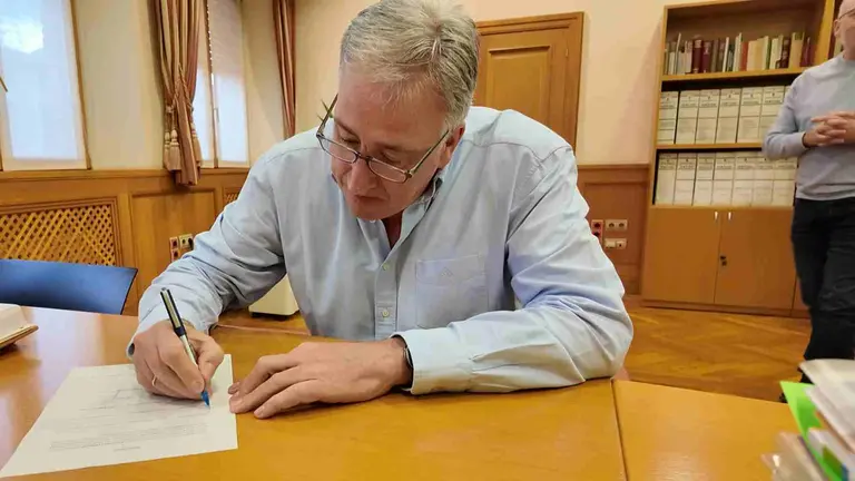 Joseba Asir&oacute;n firma en el registro la moci&oacute;n de censura que desalojar&aacute; a UPN de la alcald&iacute;a de Pamplona.