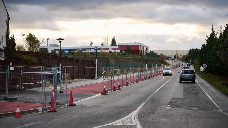 Obras de la conexi&oacute;n ciclable y peatonal entre el colegio Luis Amig&oacute; y el nudo de las calles Tajonar y Sadar. PABLO LASAOSA
