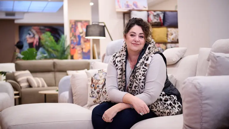 Marisa Tihista Jim&eacute;nez de Sof&aacute;s Home, tienda especializada en sof&aacute;s en la calle Navarro Villoslada 5 de Pamplona. PABLO LASAOSA