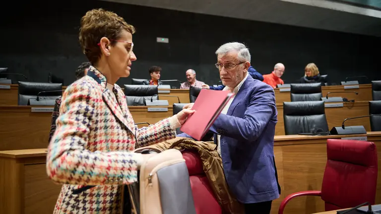 La presidenta Chivite y F&eacute;lix Taberna minutos antes del comienzo del pleno. PABLO LASAOSA