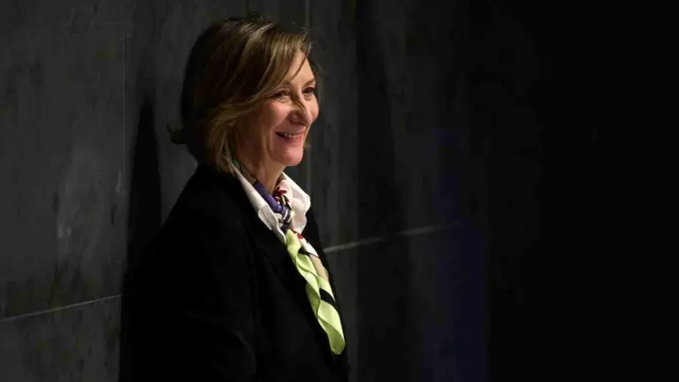 Olga Urmeneta Mart&iacute;n, la ujier que se jubila tras 26 a&ntilde;os de servicio en el Parlamento de Navarra. PARLAMENTO DE NAVARRA