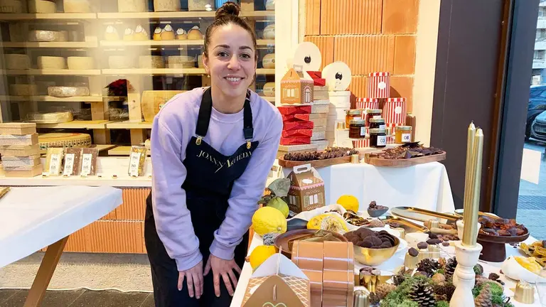 La repostera Joanna Artieda en su obrador de la calle Pintor Crisp&iacute;n de Pamplona. Navarra.com