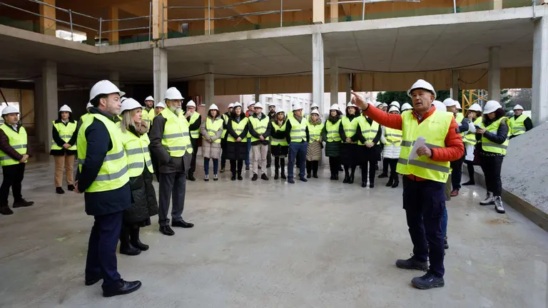 Explicaciones ofrecidas por la direcci&oacute;n de obra durante la visita a la Facultad de Ciencias de la Salud. GOBIERNO DE NAVARRA