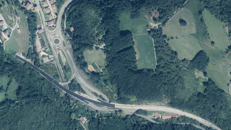 Nueva ortofoto en la que se puede ver la nueva rotonda de entrada a Mugairi y la evoluci&oacute;n de las obras en la N-121-A. CEDIDA