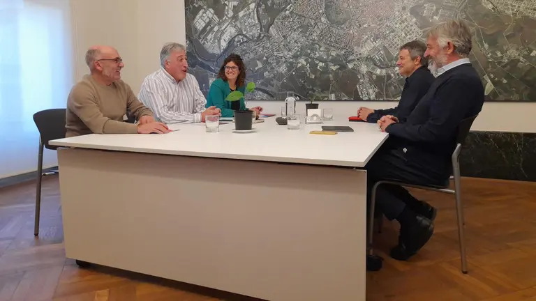 Los representantes de EH Bildu Joseba Asiron, Garbi&ntilde;e Bueno y Joxe Abaurrea junto a los dos ediles de Geroa Bai, Koldo Mart&iacute;nez y Mikel Armend&aacute;riz, en la reuni&oacute;n mantenida tras la moci&oacute;n de censura a Ibarrola - EUROPA PRESS