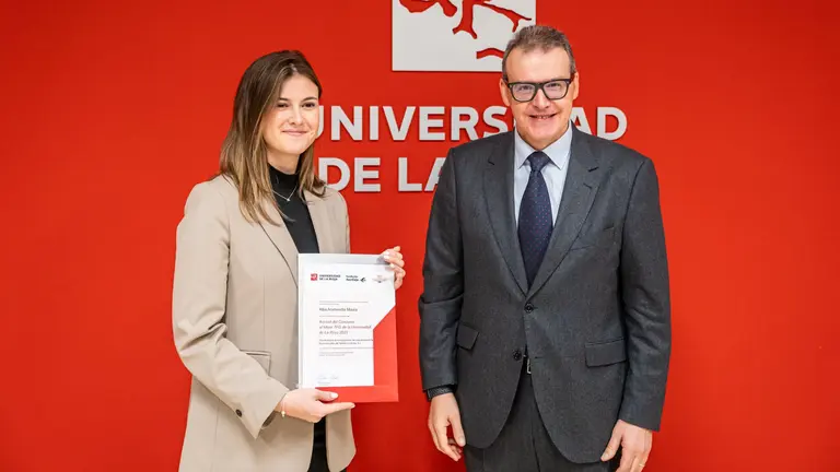 Alba Aramendia ha sido galardonada por su trabajo de fin de grado. UNIVERSIDAD DE LA RIOJA