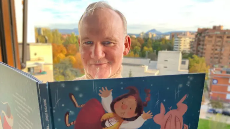 El escritor navarro Herv&eacute; Al&uacute;stiza con su nuevo libro 'La Pastorcilla'. CEDIDA