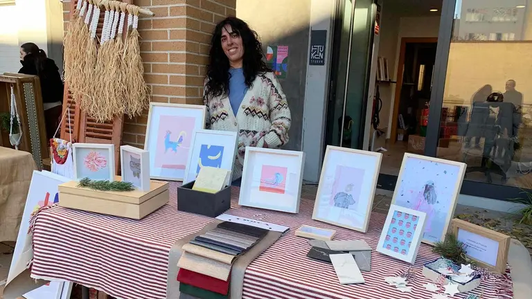 Gurutze Ordu&ntilde;a en su puesto del mercadillo de decoraci&oacute;n en Huarte. Navarra.com