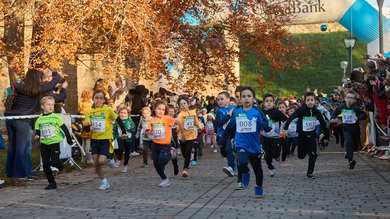 XII Carrera Infantil de la Navidad de Asvona en la Ciudadela de Pamplona. IÑIGO ALZUGARAY
