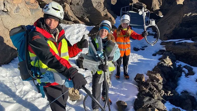 Investigadores del Grupo ITF, en la instalaci&oacute;n del prototipo de generador termoel&eacute;ctrico en el Teide. De izda. A dcha., David Astrain, Patricia Alegr&iacute;a y Leyre Catal&aacute;n. UPNA