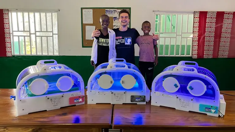 2.	Pablo, fundador de la ONG Medicina Abierta al Mundo, junto varias de las incubadoras que salvan vidas. CEDIDA