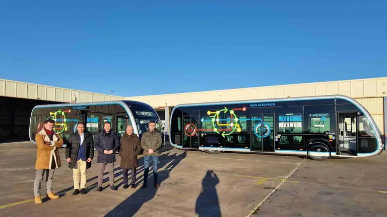 El alcalde de Tudela, Alejandro Toquero junto con el concejal de Desarrollo Urbano y
Sostenible, Zeus P&eacute;rez junto a los responsables de la empresa fabricante de autobuses. AYUNTAMIENTO DE TUDELA