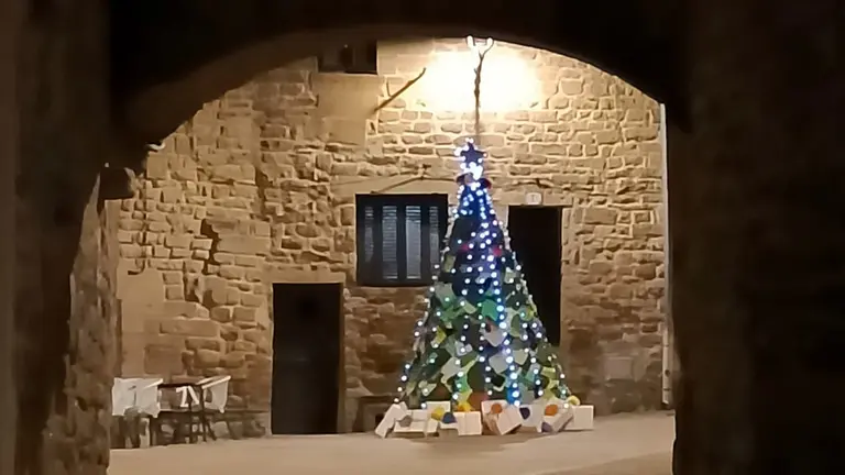 Ujué presume de su gigantesco árbol de ganchillo. CEDIDA